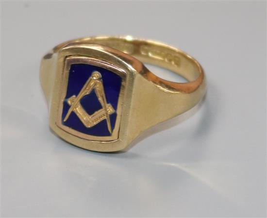 A 9ct gold and enamel masonic swivel head signet ring, size R.